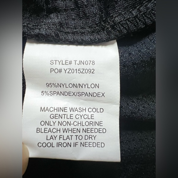 Demeanor cropped halter top with keyhole detail. Size m - Picture 6 of 6